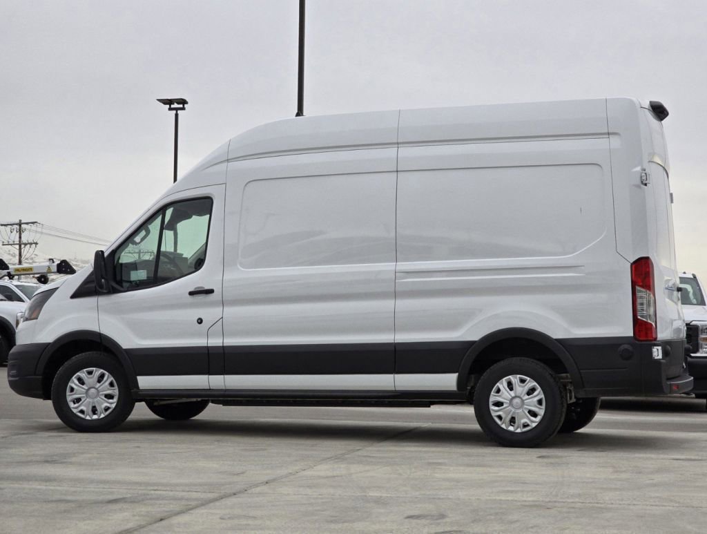 Used 2024 Ford E-Transit 148 High Roof image 17