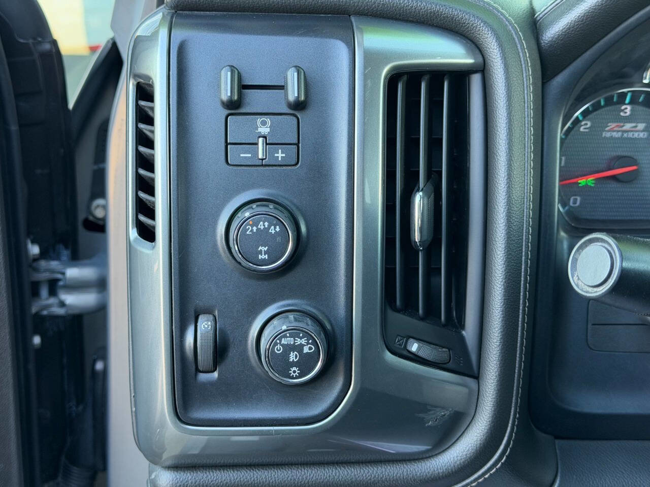 Used 2017 Chevrolet Silverado 2500 LTZ w/ Vortec Plus Package image 30