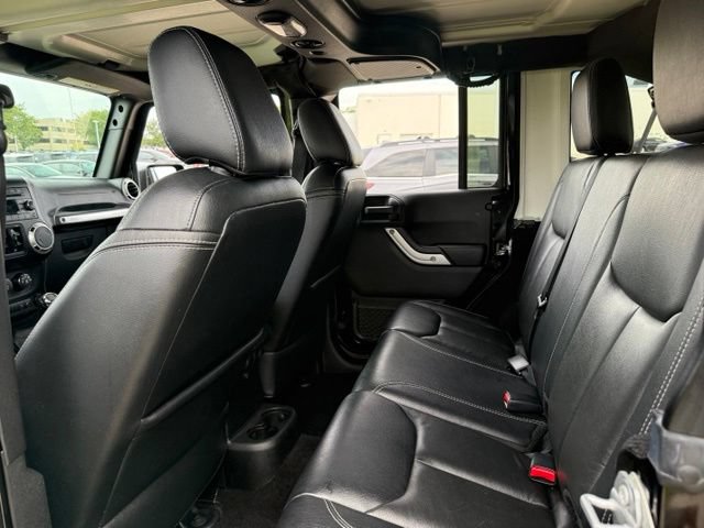 Used 2017 Jeep Wrangler Unlimited Sahara w/ Connectivity Group AWD/4WD image 28