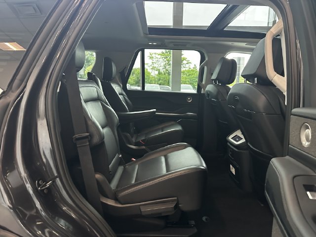 Certified 2025 Lincoln Navigator Reserve AWD/4WD image 36