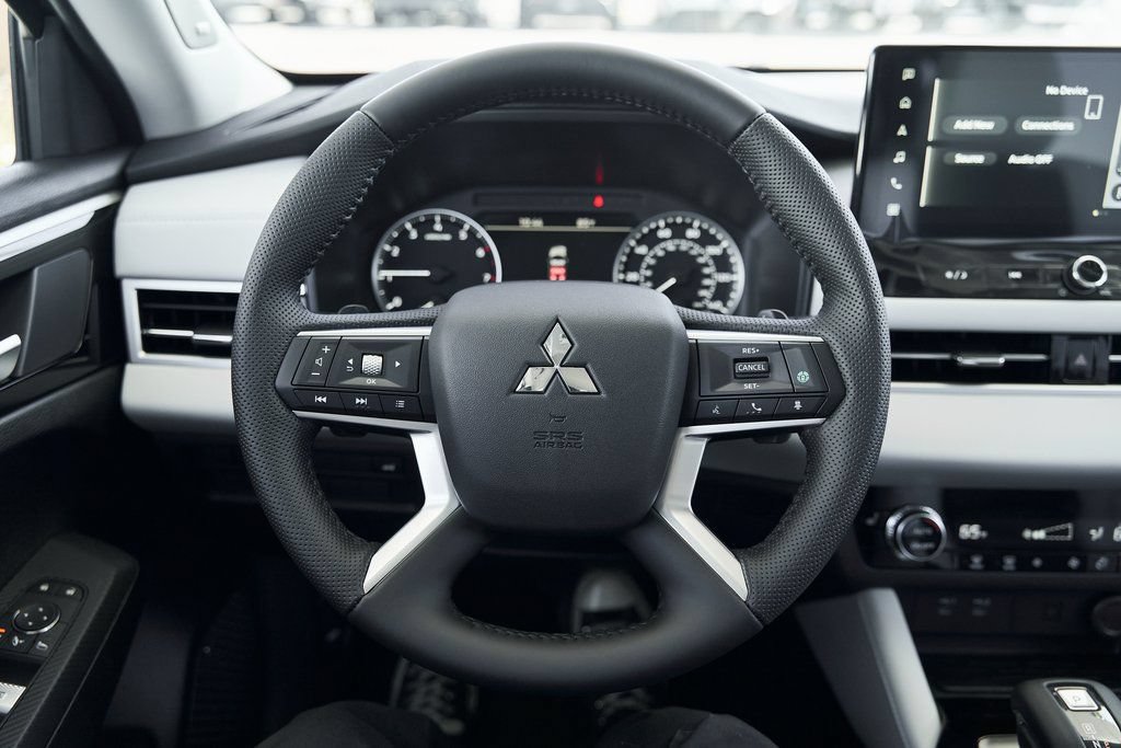 Used 2025 Mitsubishi Outlander SE FWD image 34