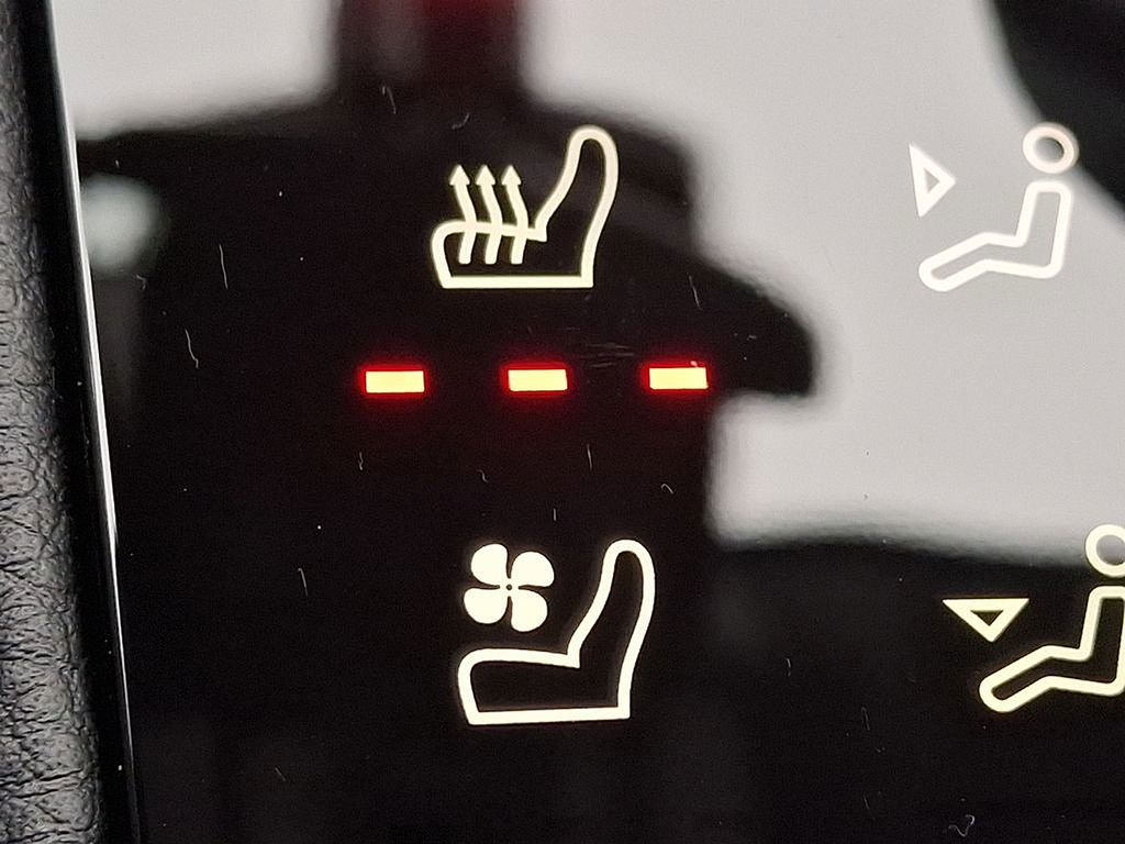 Used 2025 Porsche Macan image 23