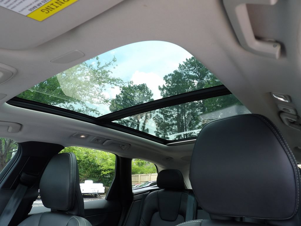 Certified 2022 Volvo XC60 B5 Inscription w/ Advanced Package AWD/4WD image 18