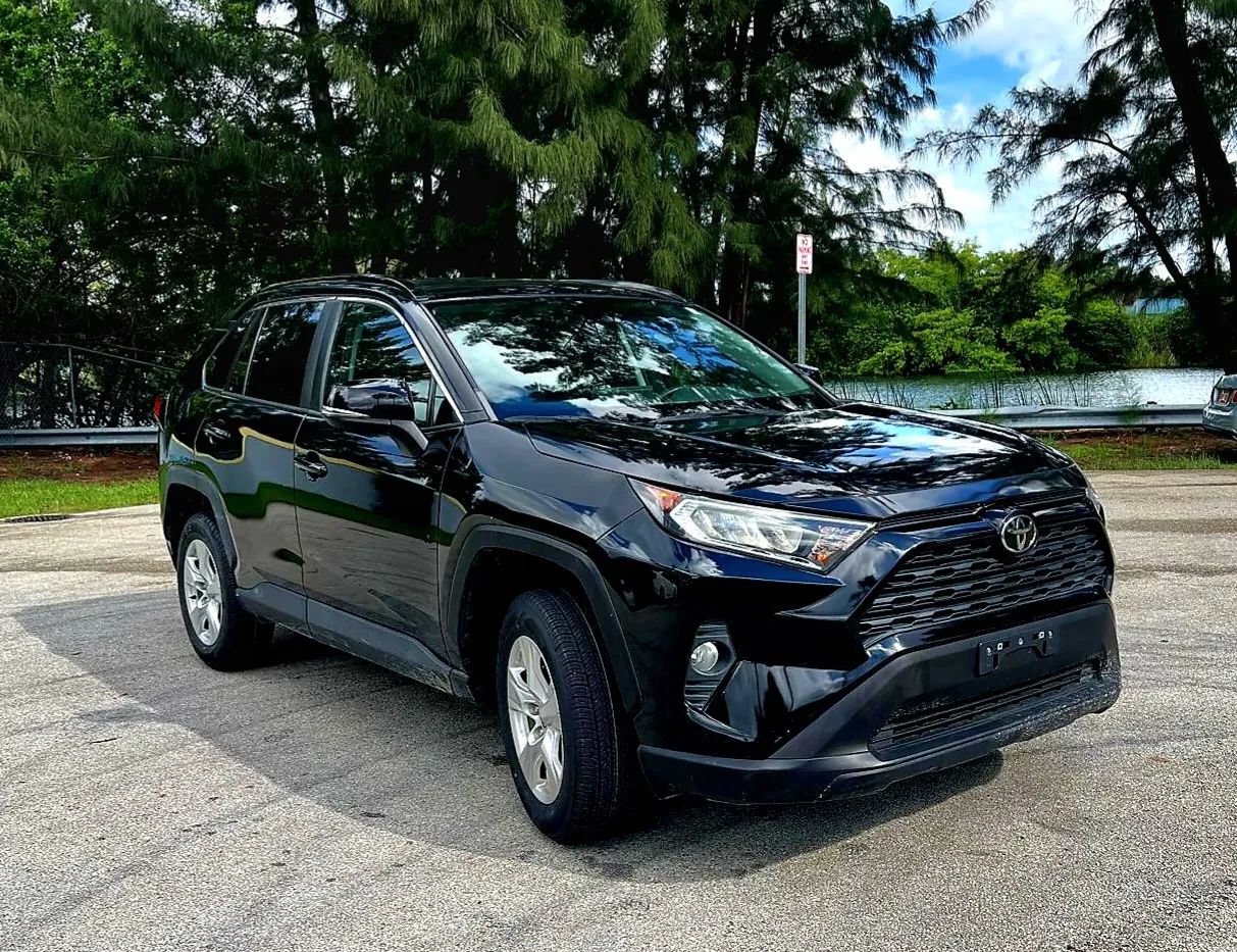 Used 2021 Toyota RAV4 XLE AWD/4WD image 3