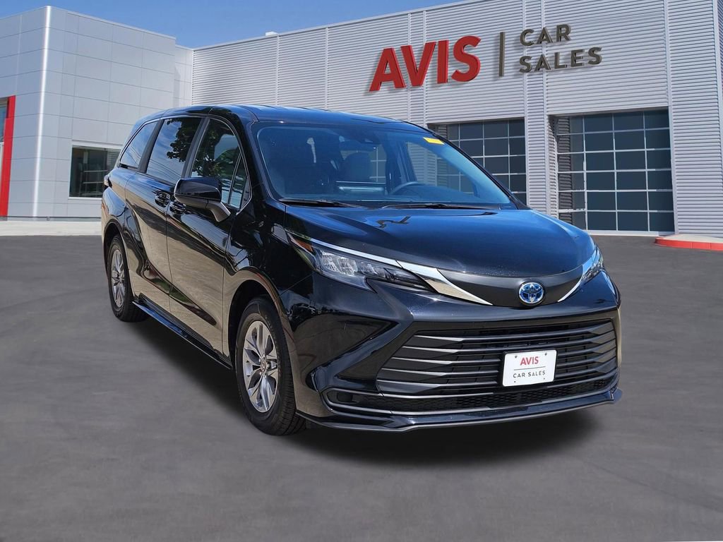 Used 2025 Toyota Sienna LE image 9