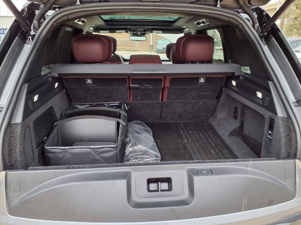 Used 2025 Land Rover Range Rover Autobiography image 10