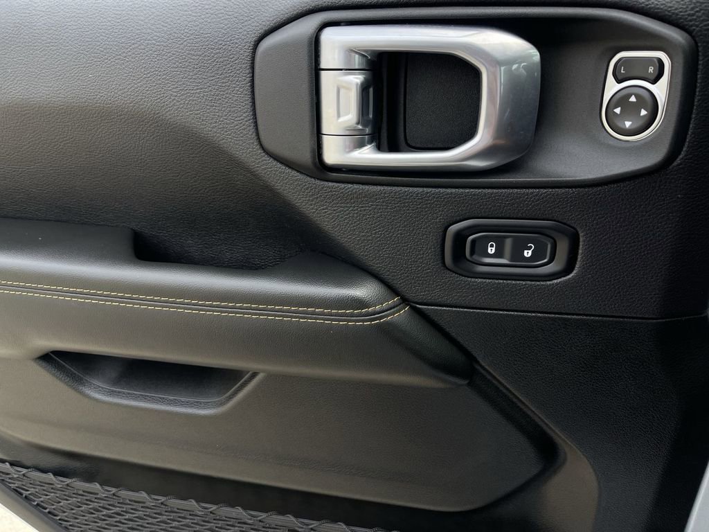 Used 2024 Jeep Wrangler Sahara image 21