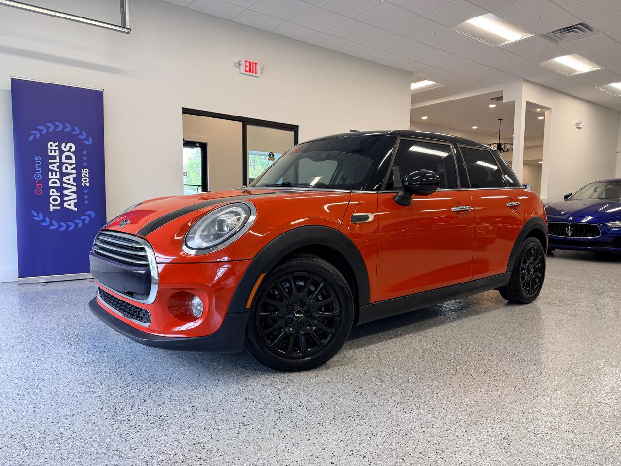 Used 2019 MINI Cooper 4-Door Hardtop image 2