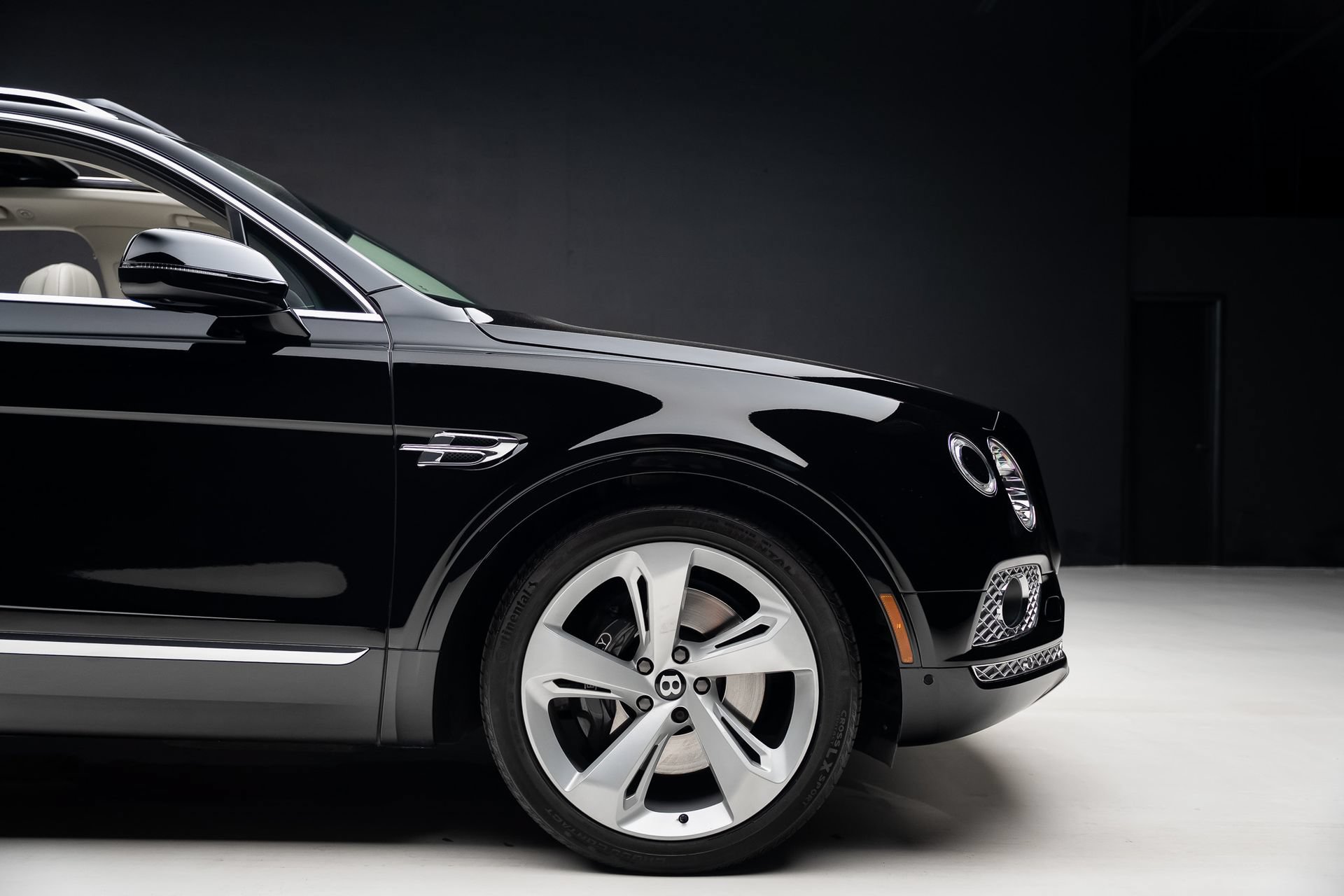 Used 2018 Bentley Bentayga AWD/4WD image 38