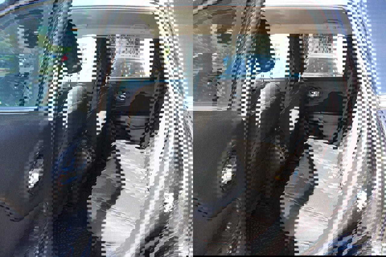 Used 2016 Jeep Cherokee Latitude w/ Cold Weather Group image 11