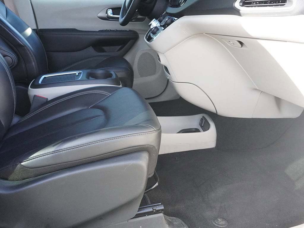 Used 2023 Chrysler Pacifica Touring-L image 25