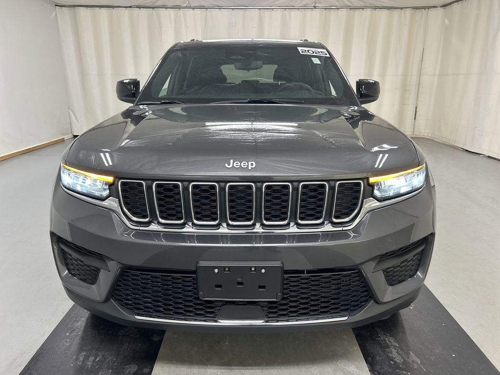 Used 2025 Jeep Grand Cherokee Laredo w/ Luxury Tech Group I image 2