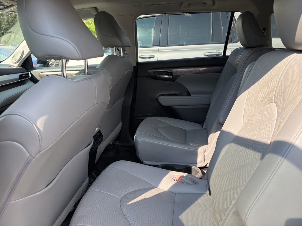 Used 2021 Toyota Highlander Platinum AWD/4WD image 16