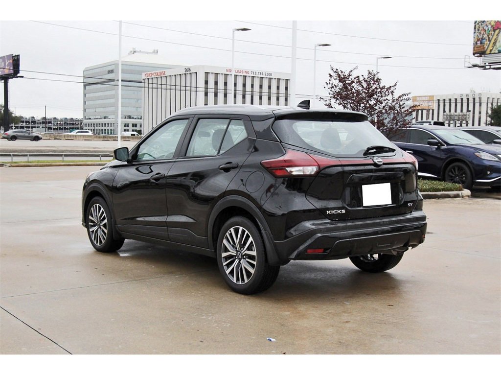 Used 2023 Nissan Kicks SV image 4