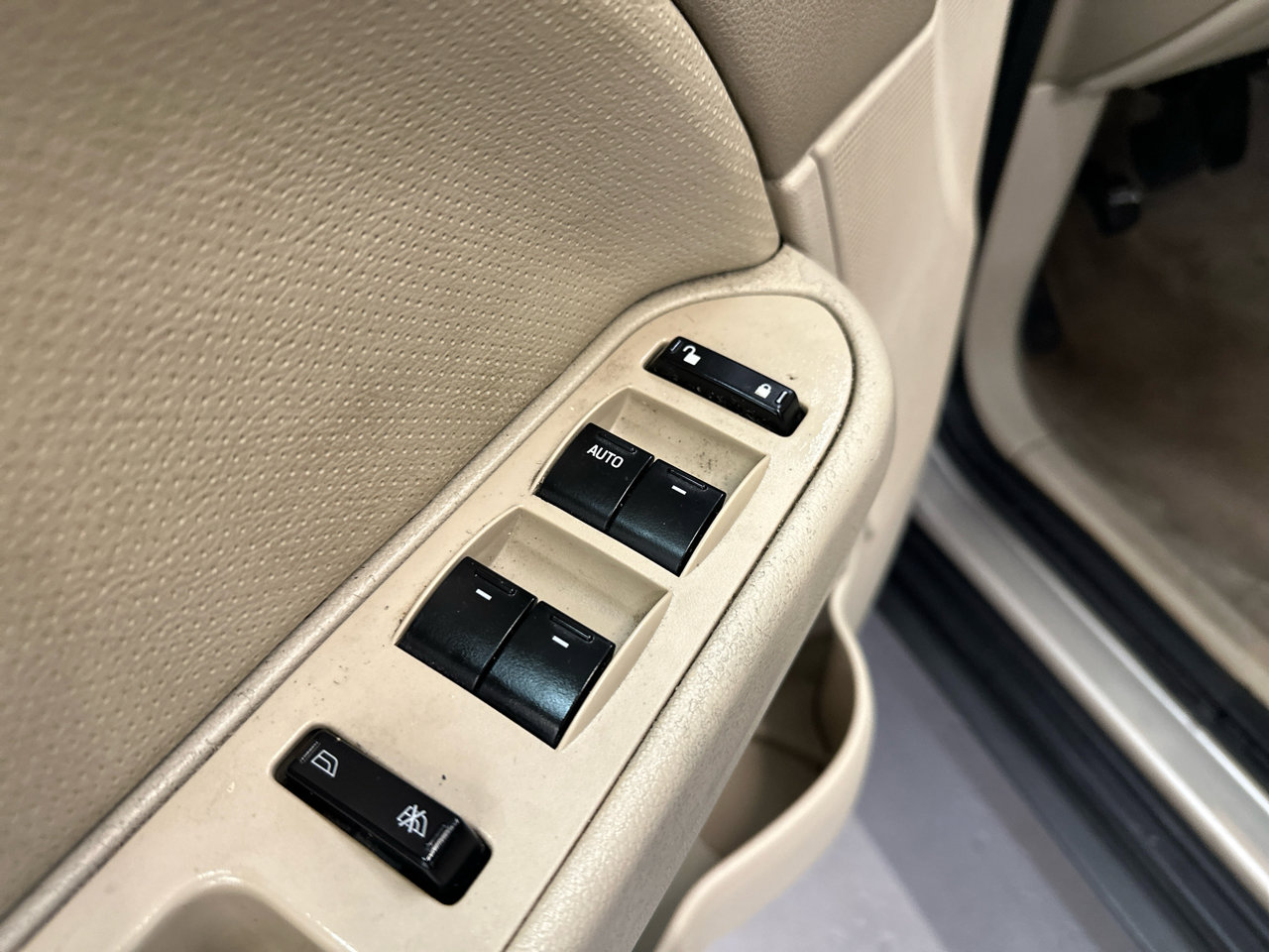 Used 2005 Mercury Montego Luxury image 25