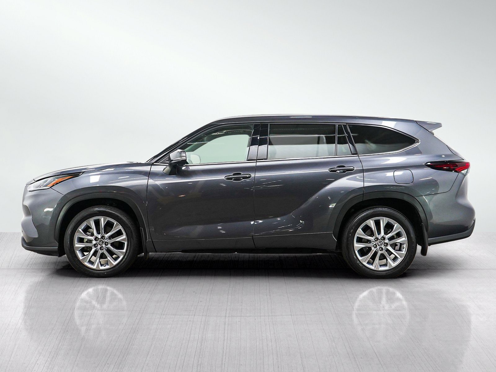 Used 2024 Toyota Highlander Limited AWD/4WD image 2