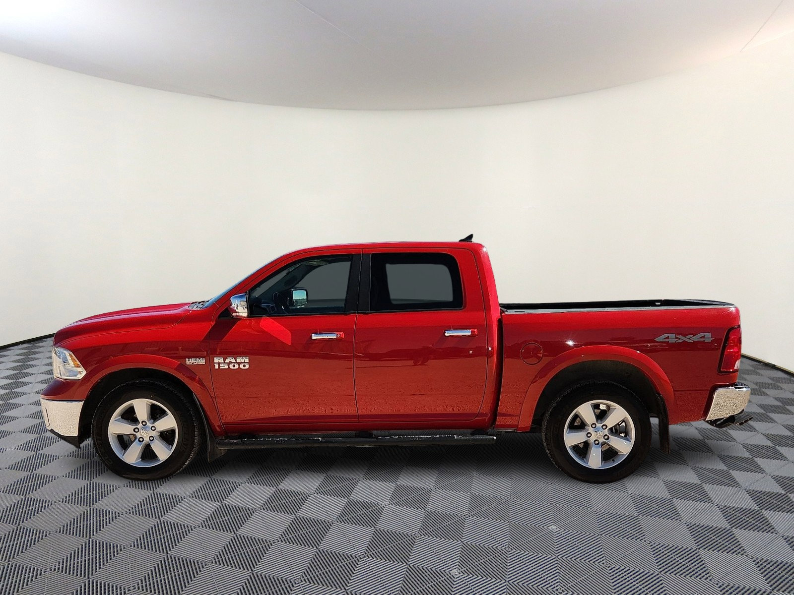 Used 2018 RAM 1500 SLT AWD/4WD image 2