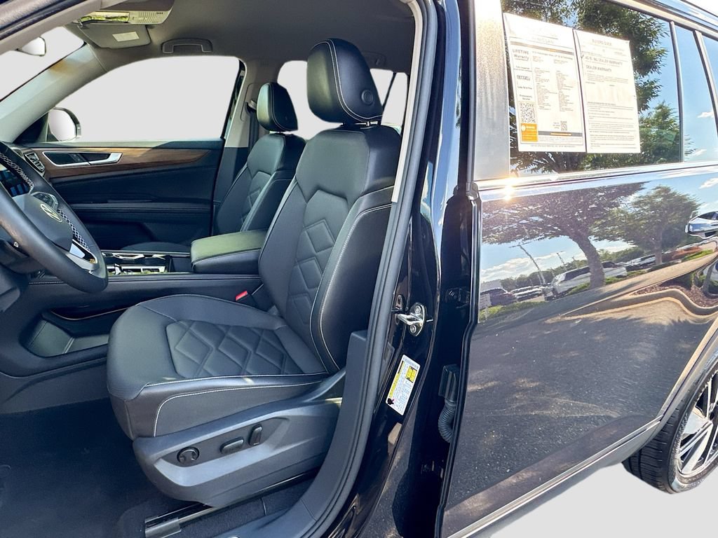 Used 2025 Volkswagen Atlas SE AWD/4WD image 23