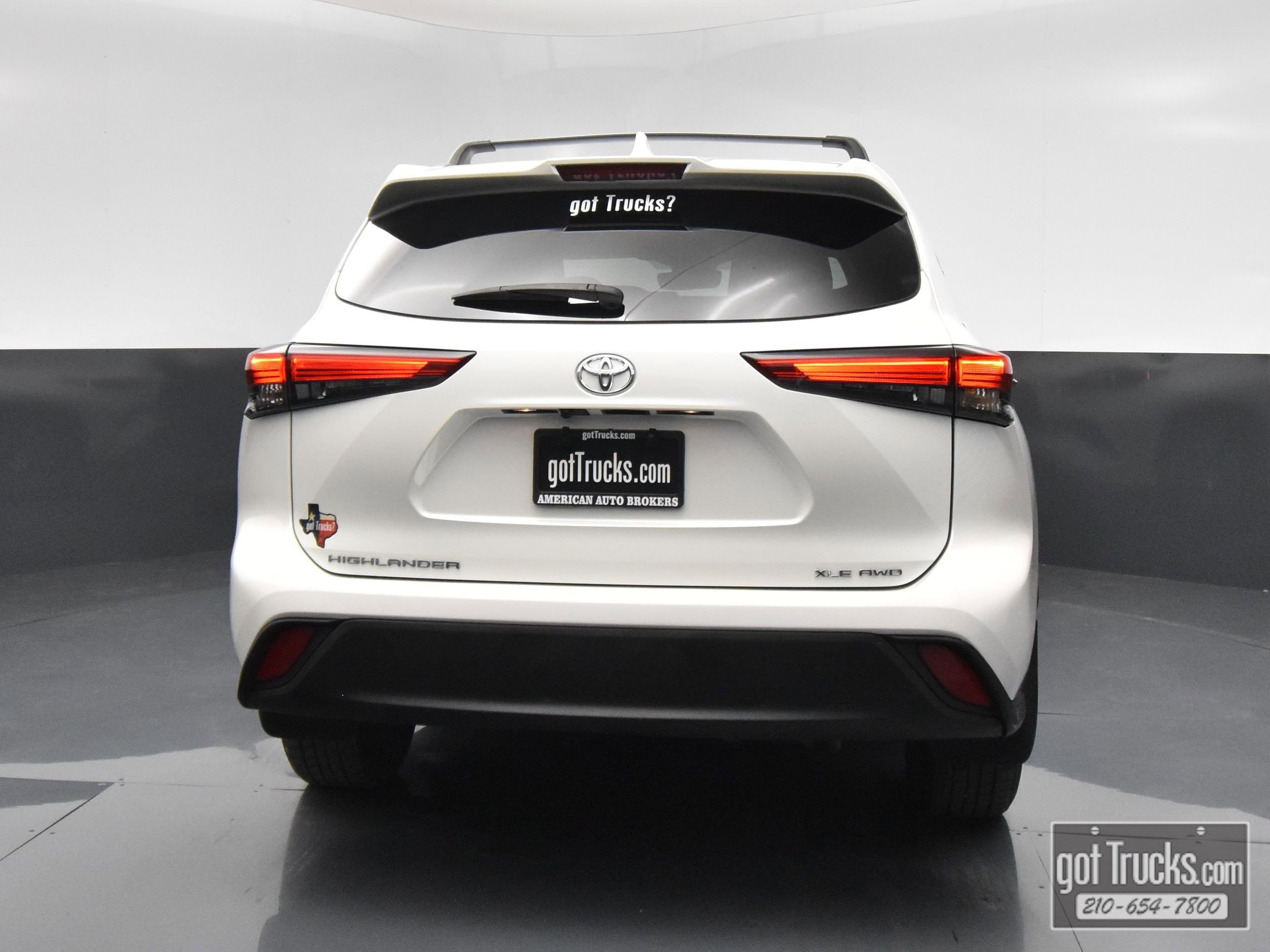 Used 2021 Toyota Highlander XLE AWD/4WD image 6