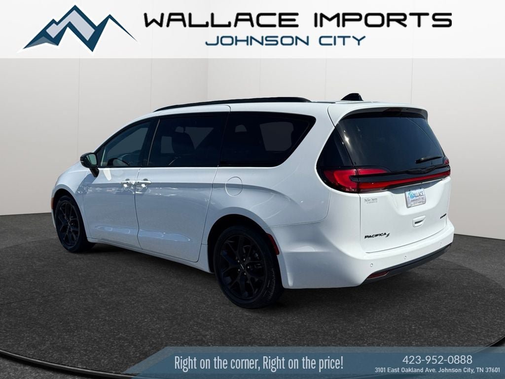 Used 2025 Chrysler Pacifica Limited FWD image 3