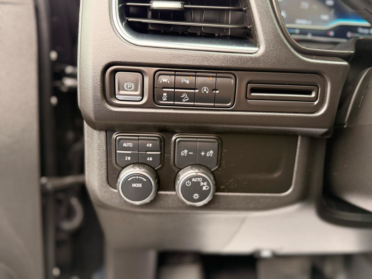 Used 2024 Chevrolet Tahoe Premier AWD/4WD image 11
