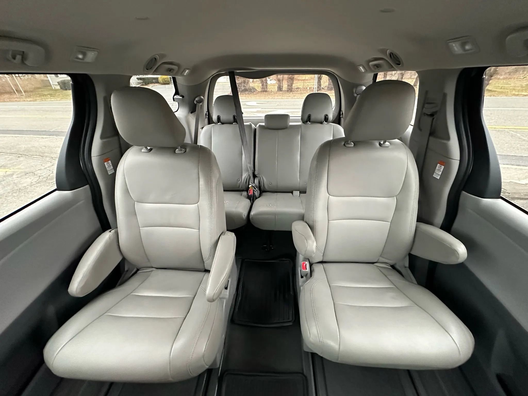 Used 2020 Toyota Sienna L image 17