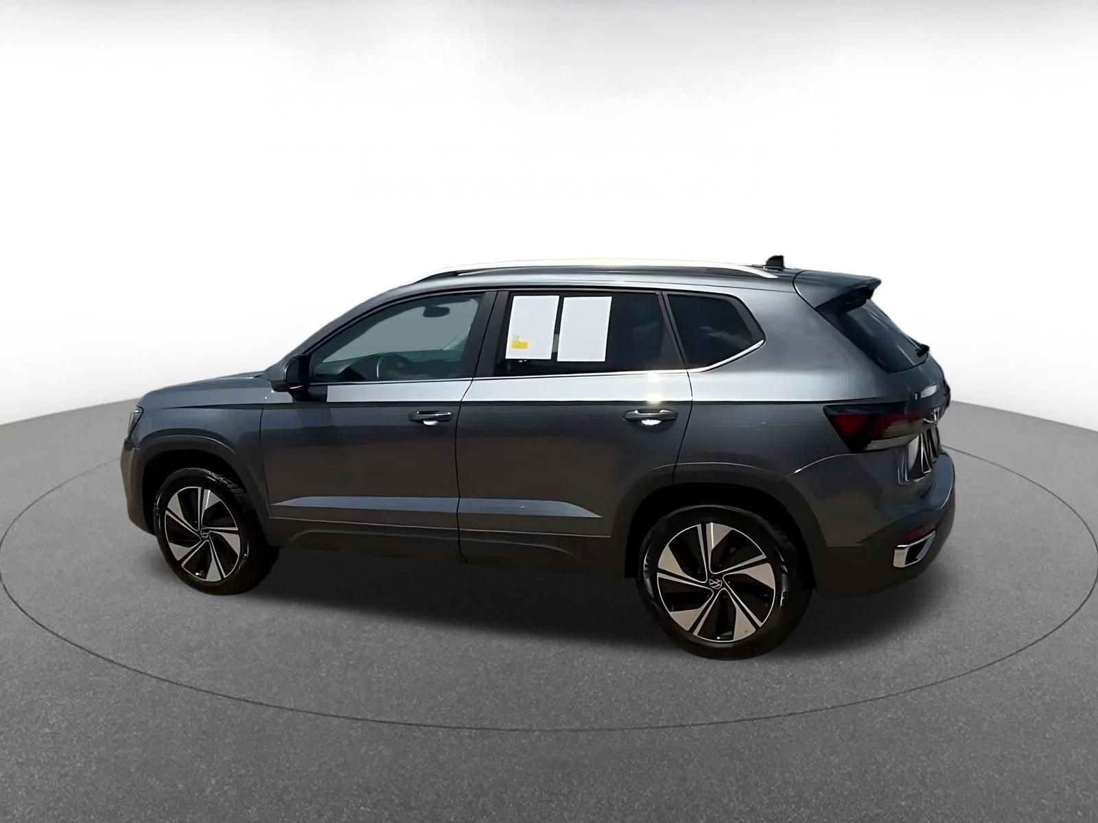 Used 2026 Volkswagen Taos SE AWD/4WD image 8