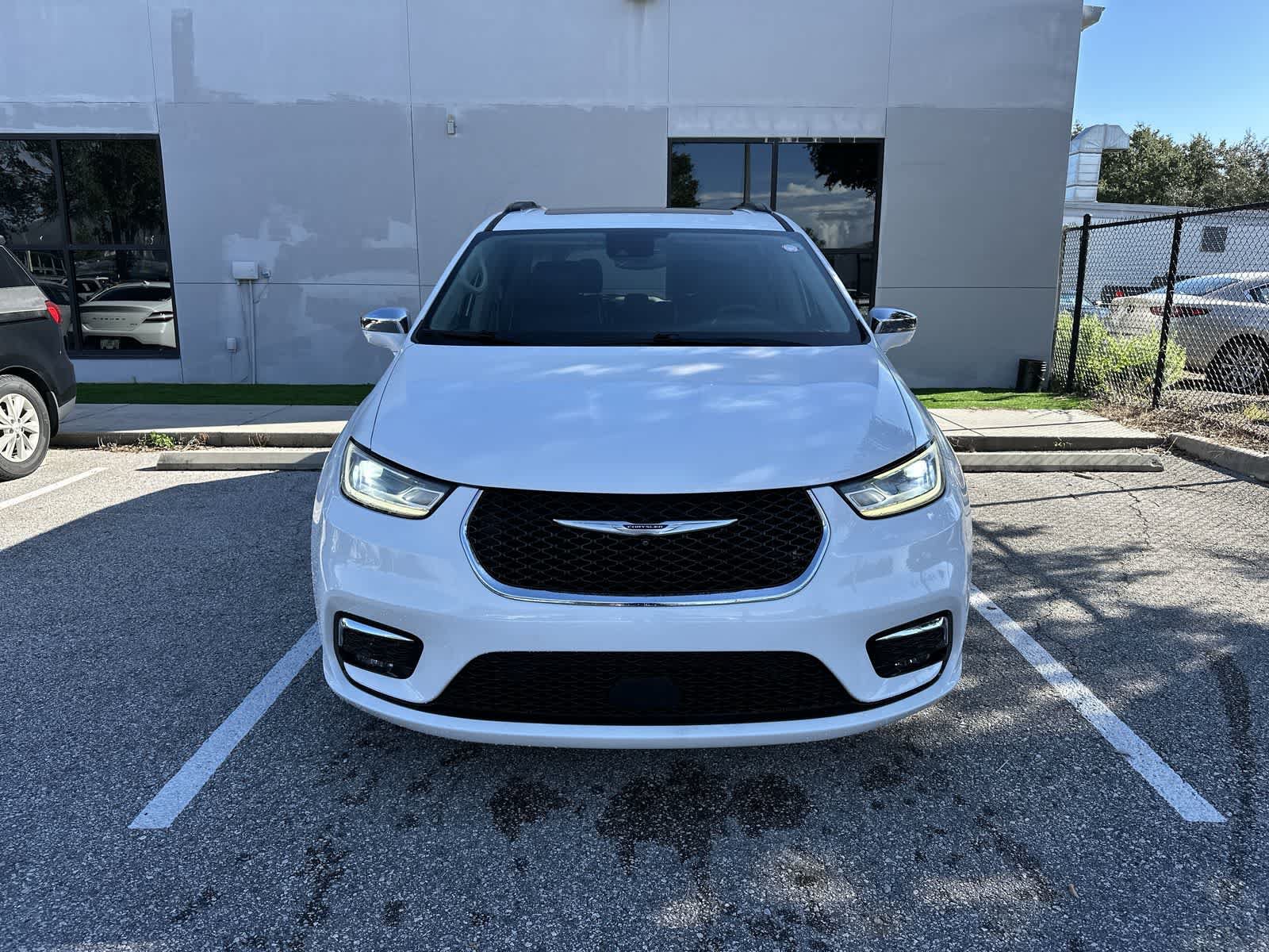 Used 2022 Chrysler Pacifica Limited w/ Uconnect Theater Family Group AWD/4WD image 11