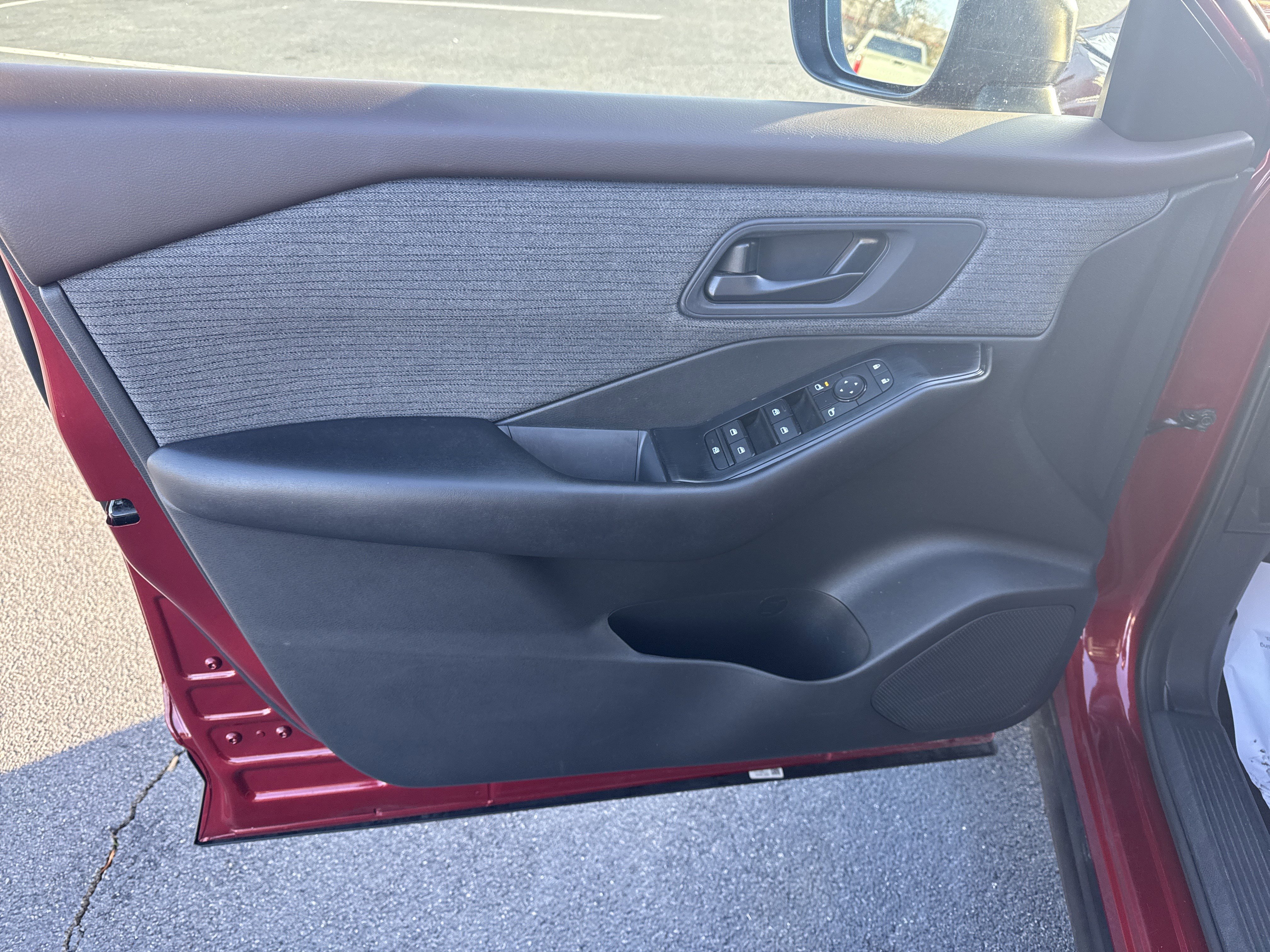 Used 2023 Nissan Rogue S image 22