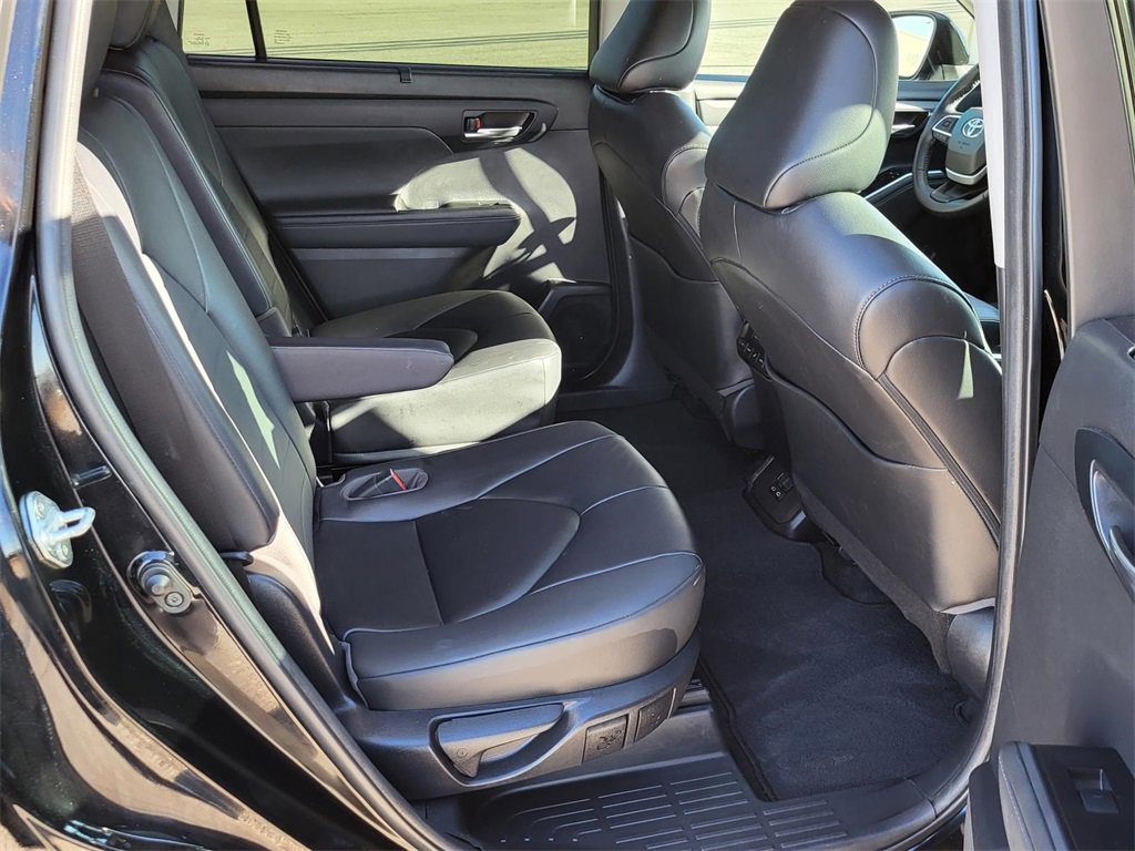 Used 2023 Toyota Highlander XLE image 11
