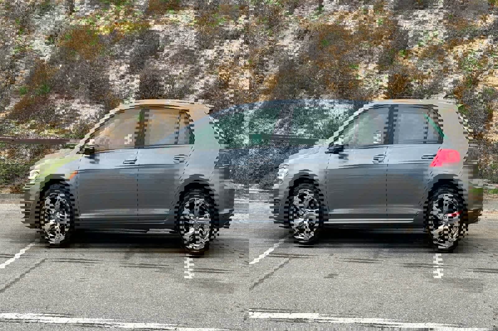 Used 2015 Volkswagen Golf 4-Door image 9