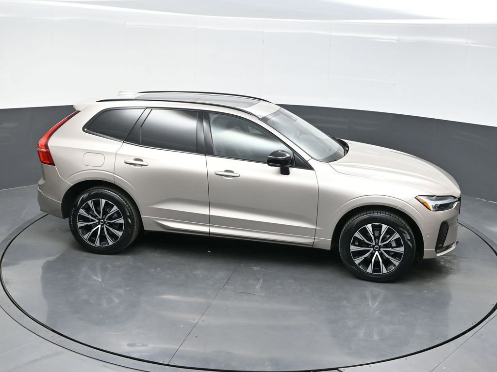 Used 2025 Volvo XC60 B5 Plus image 33