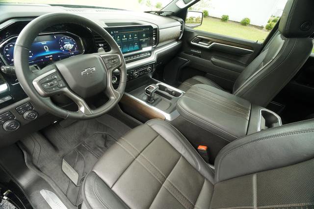 Used 2025 Chevrolet Silverado 1500 High Country w/ High Country Premium Package AWD/4WD image 30