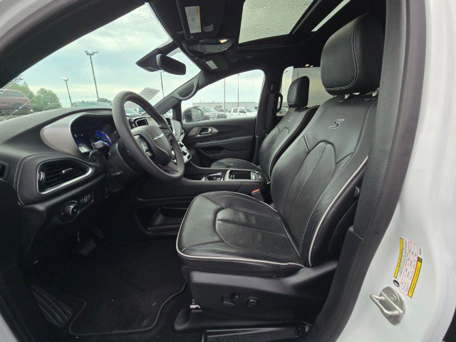 Used 2023 Chrysler Pacifica Limited w/ Uconnect Theater Family Group image 23