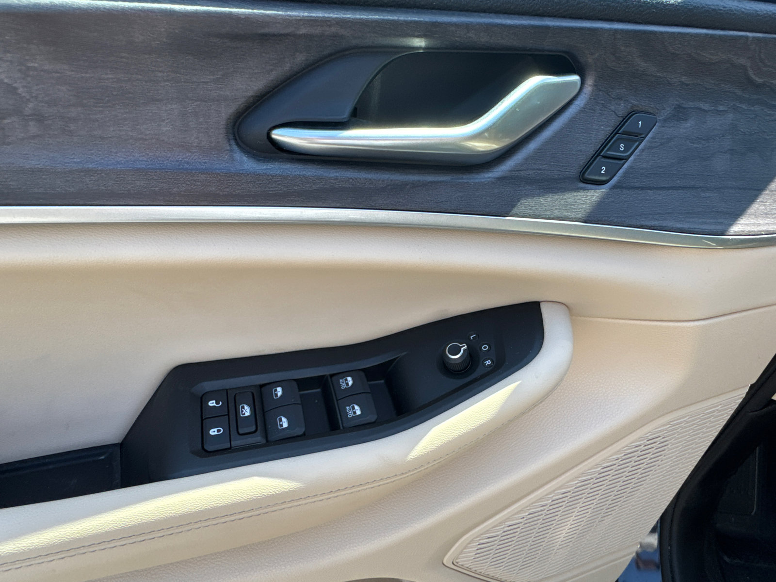 Used 2024 Jeep Grand Cherokee Limited image 12