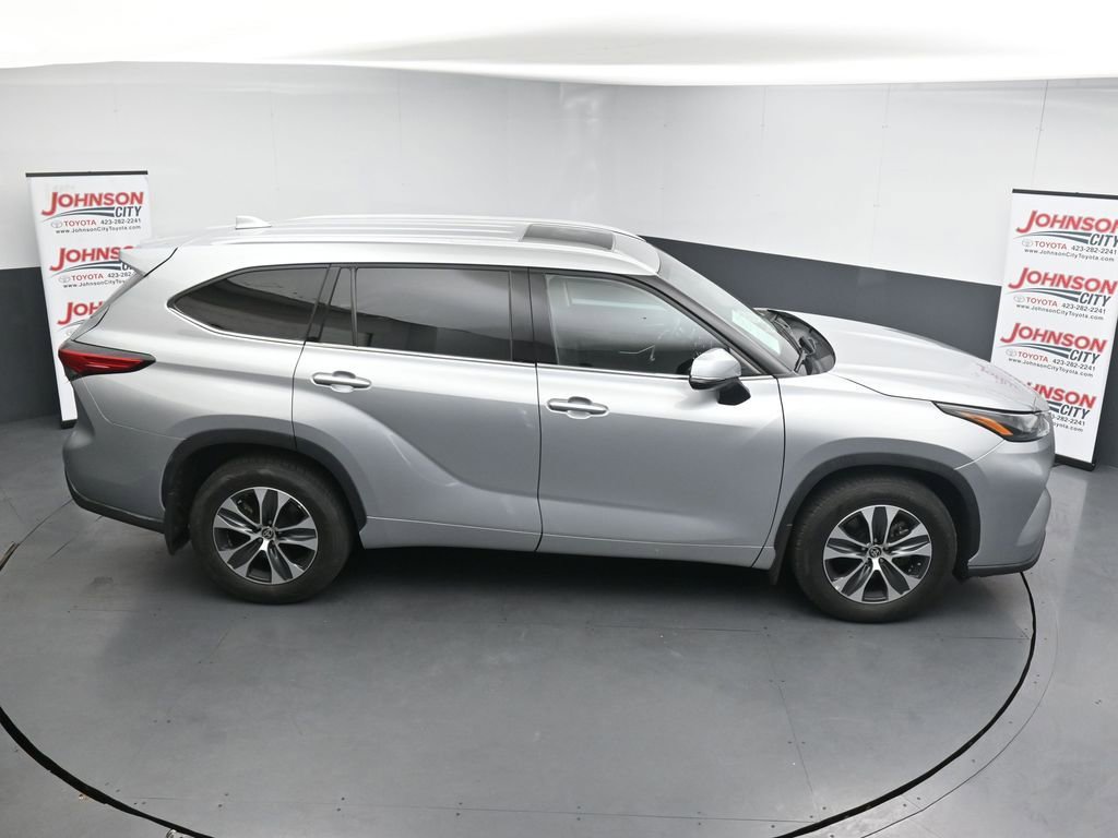 Used 2022 Toyota Highlander XLE AWD/4WD image 34