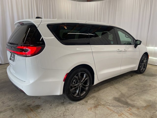 New 2026 Chrysler Pacifica Select image 7