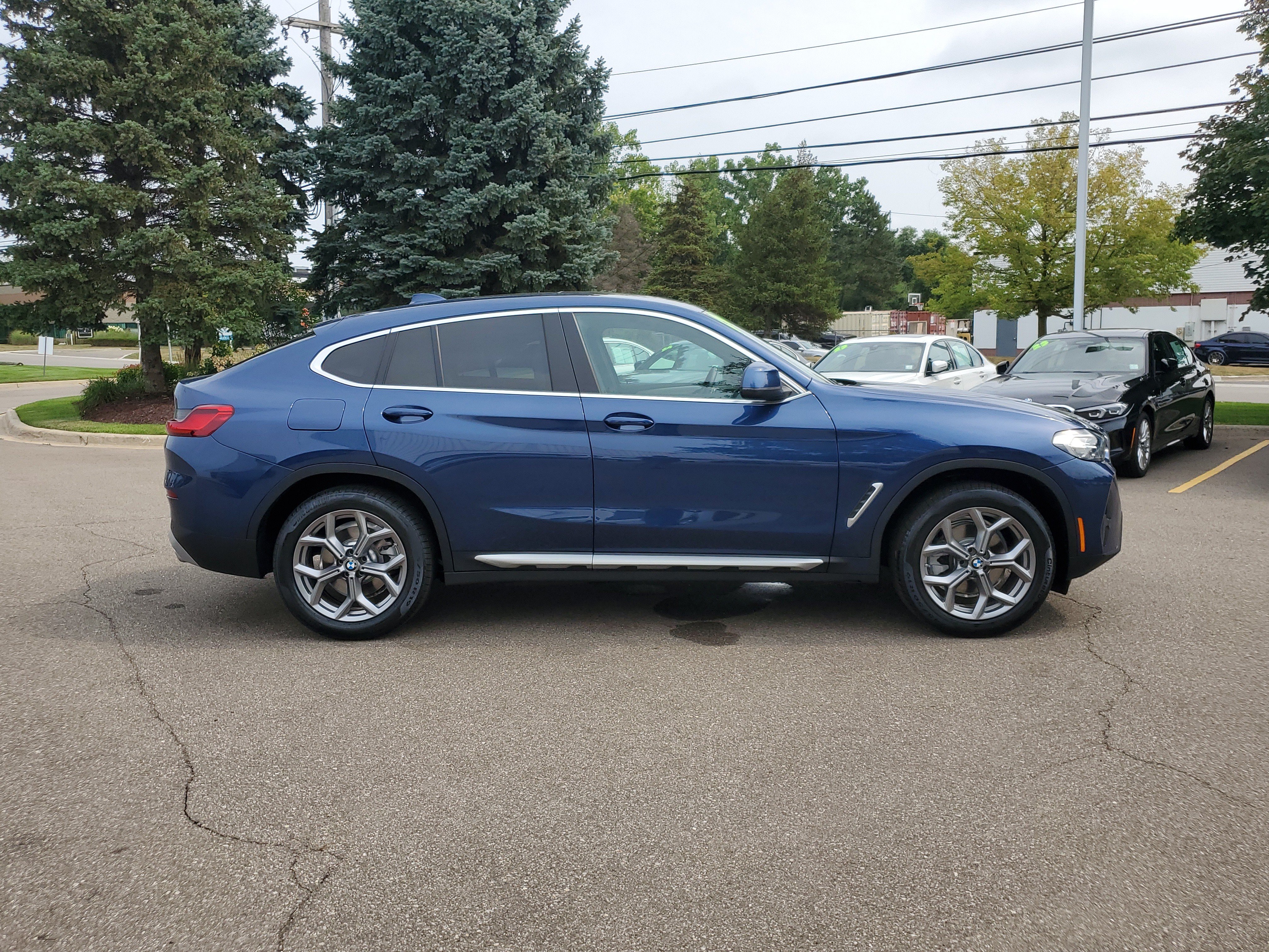 Used 2023 BMW X4 xDrive30i w/ Premium Package AWD/4WD image 6