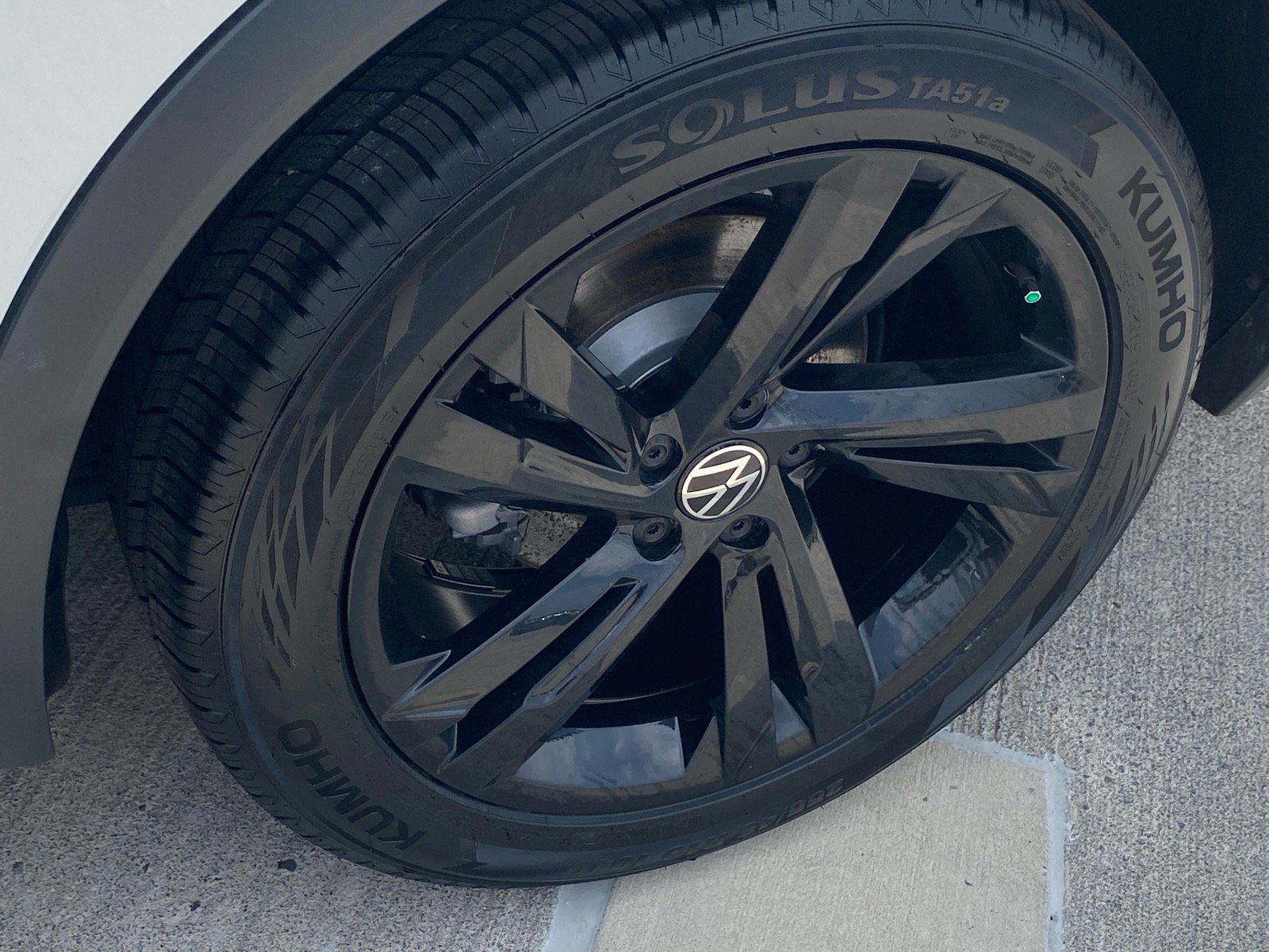 Certified 2024 Volkswagen Tiguan SE R-Line FWD image 20