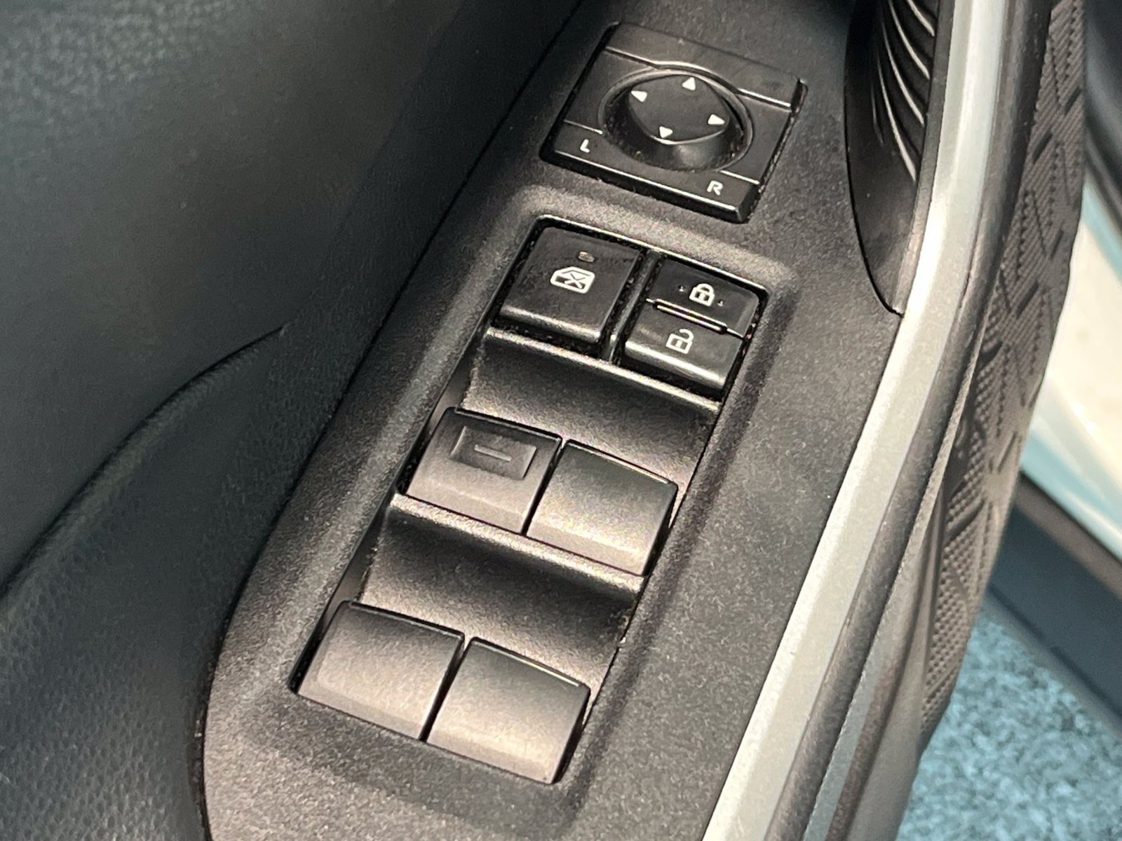 Used 2021 Toyota RAV4 LE AWD/4WD image 31