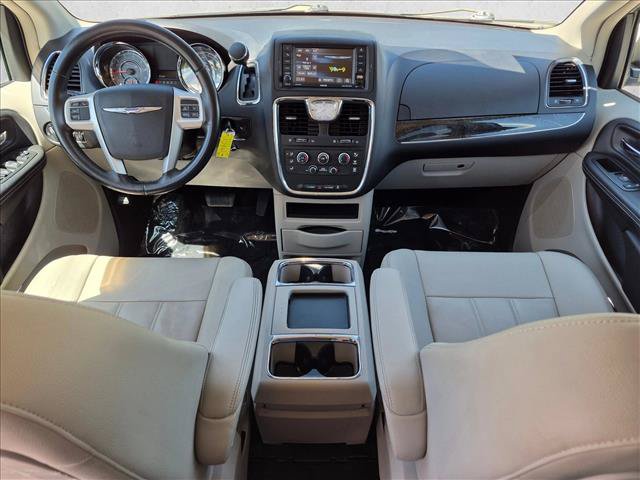 Used 2015 Chrysler Town & Country LX FWD image 17
