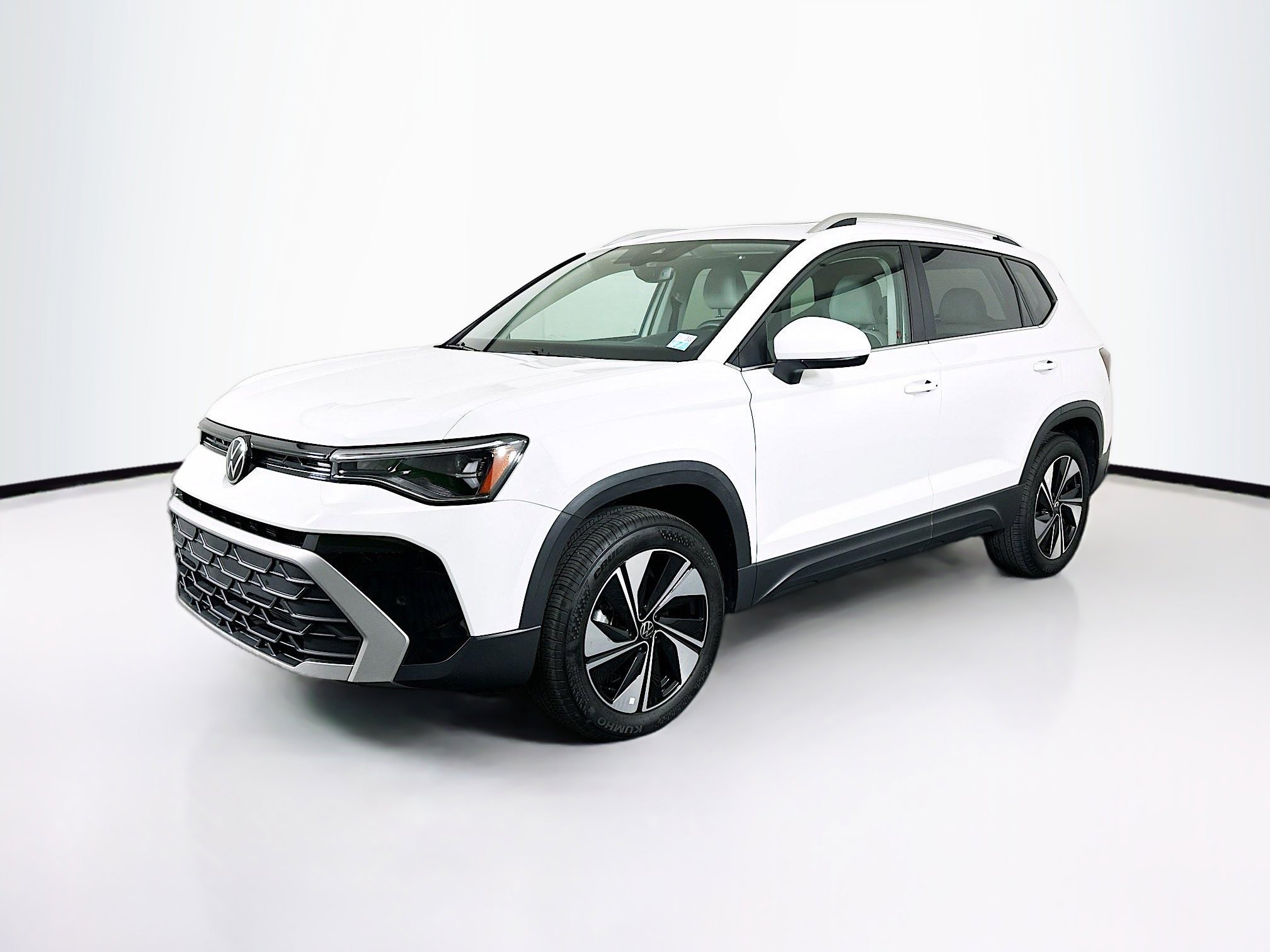 Used 2025 Volkswagen Taos SE w/ Panoramic Sunroof Package AWD/4WD image 3
