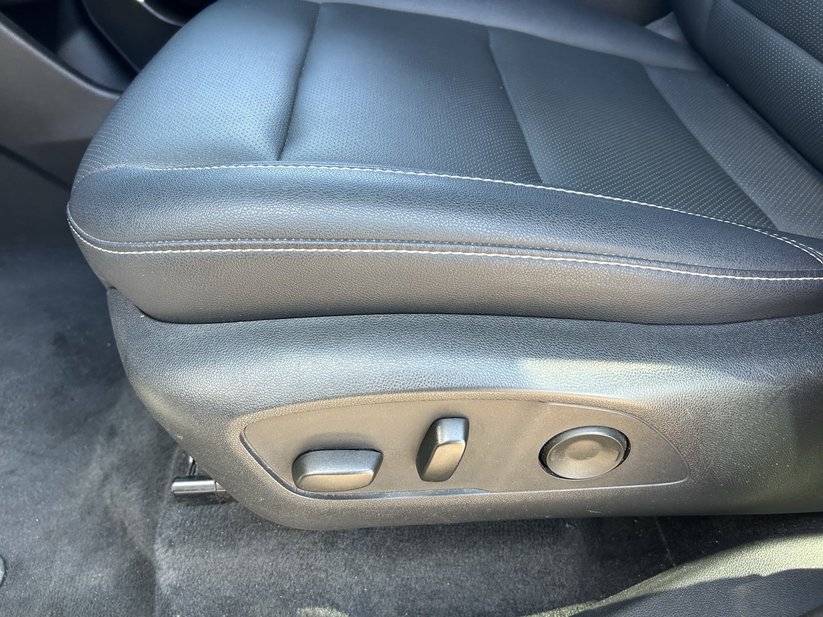 Certified 2025 Chevrolet Traverse LT FWD image 30