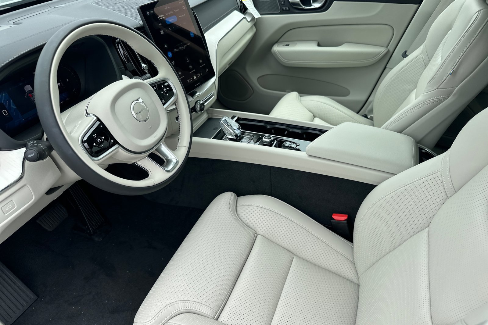 New 2026 Volvo XC60 B5 Ultra w/ Climate Package PRO AWD/4WD image 7