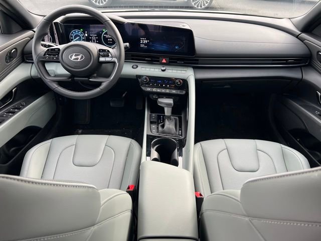 Certified 2025 Hyundai Elantra Limited image 12