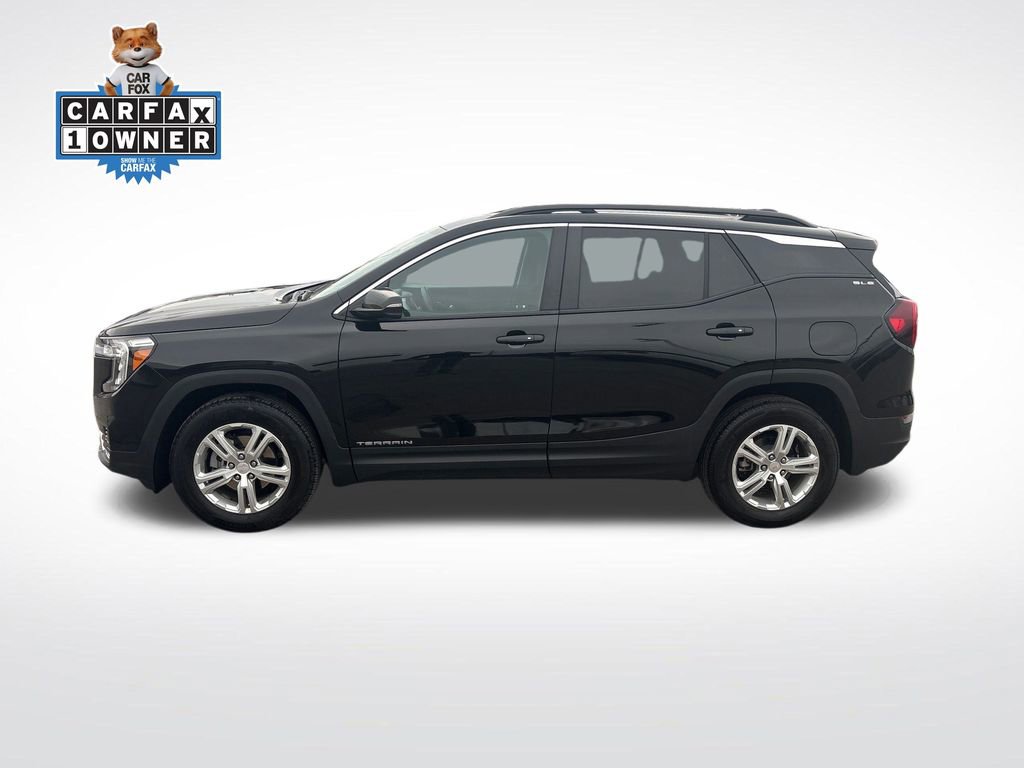 Used 2024 GMC Terrain SLE w/ Driver Convenience Package image 2
