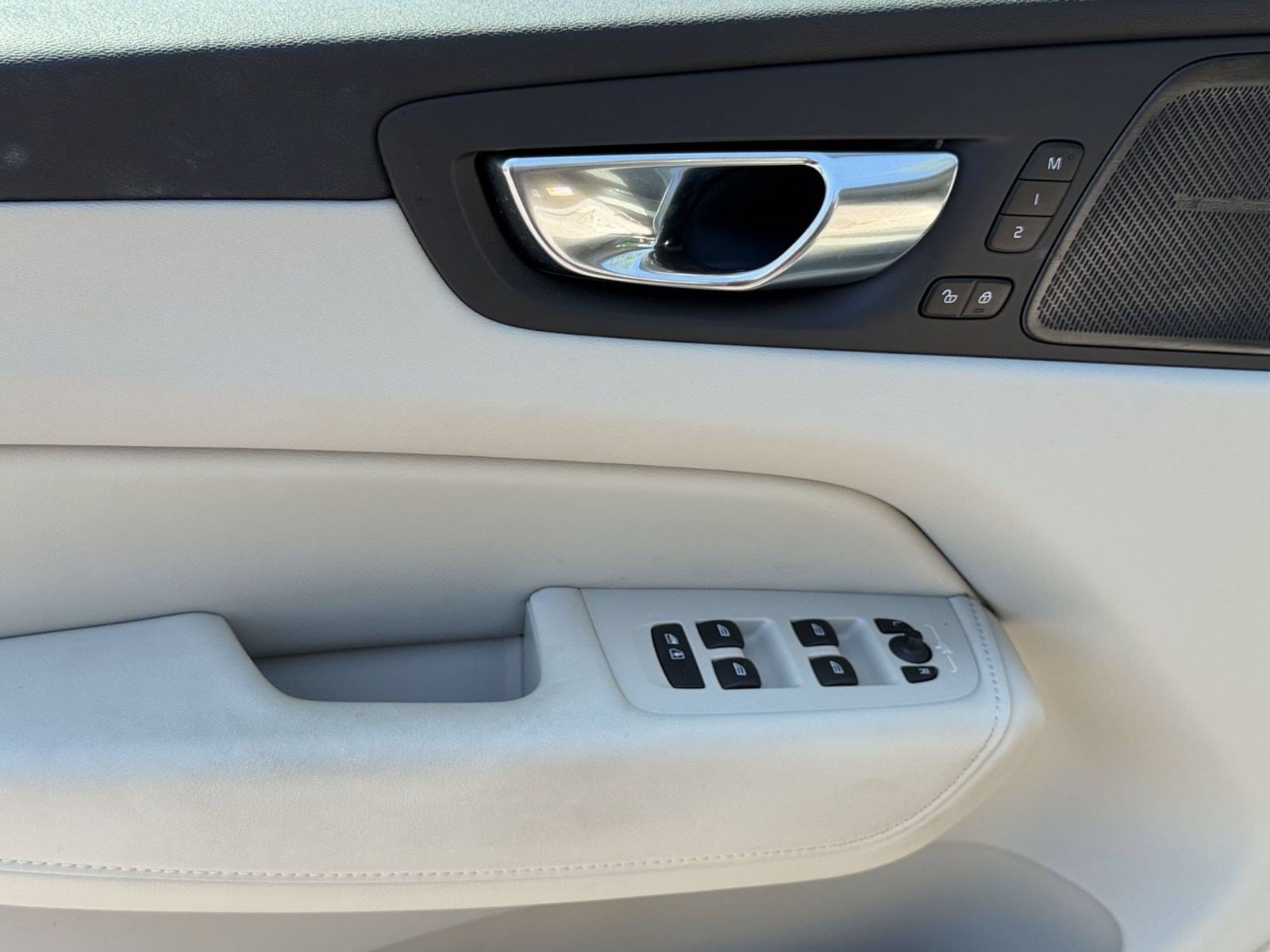 Certified 2025 Volvo XC60 B5 Plus w/ Protection Package Premier AWD/4WD image 26