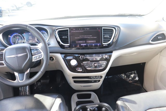 Used 2022 Chrysler Pacifica Touring-L image 13
