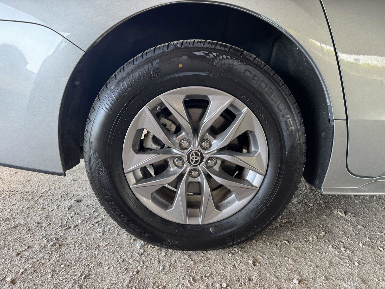 Used 2024 Toyota Sienna XLE FWD image 47