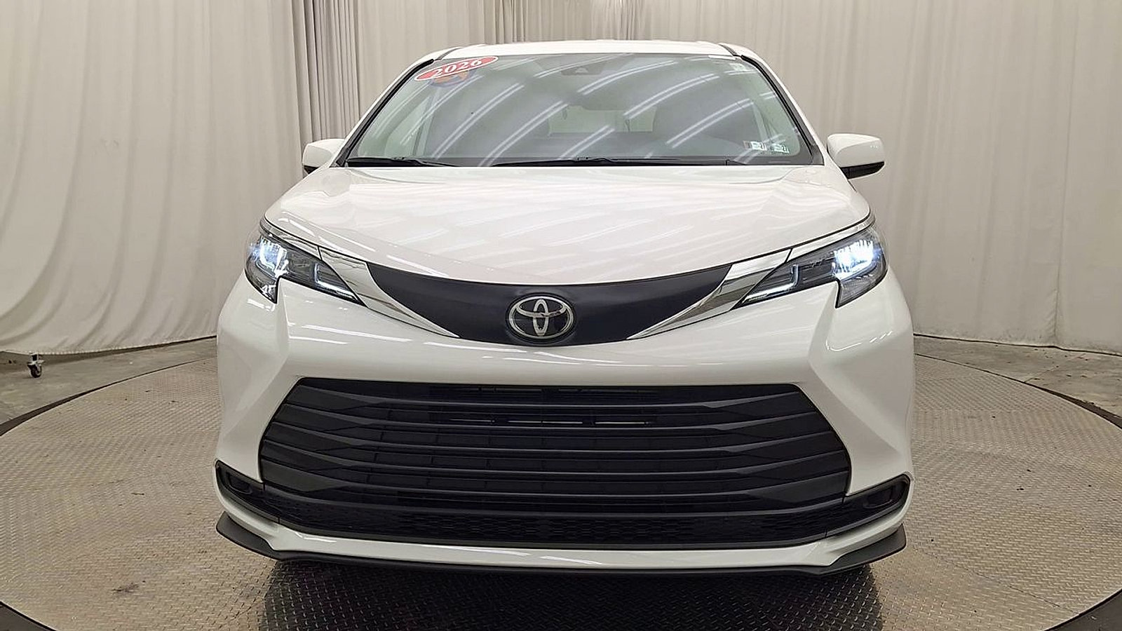Used 2026 Toyota Sienna LE FWD image 9